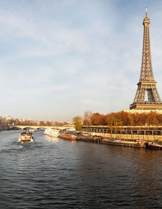 Jantar em um cruzeiro no Rio Sena em Paris