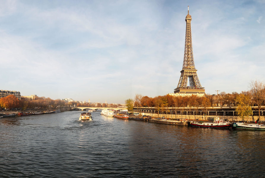 Jantar em um cruzeiro no Rio Sena em Paris